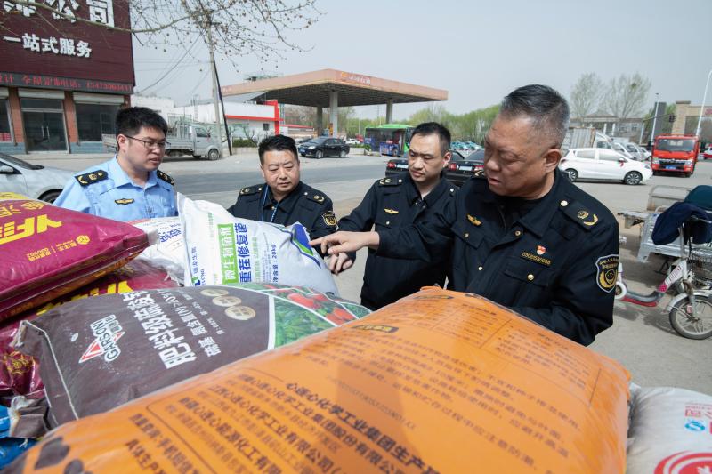 严把农资质量关  护航春耕“丰收景”   邢台市信都区市场监管局开展农资产品专项检查行动_信都区市场监管局监管人员现场检查化肥产品标识标签情况_91932b1ef4fd41108c2ff0eae4f37b38.jpg