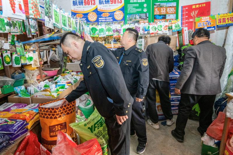 严把农资质量关  护航春耕“丰收景”   邢台市信都区市场监管局开展农资产品专项检查行动_信都区市场监管局监管人员对辖区农资经营户进行现场检查_ed1e4ae189594644b32ddce52da28982.jpg
