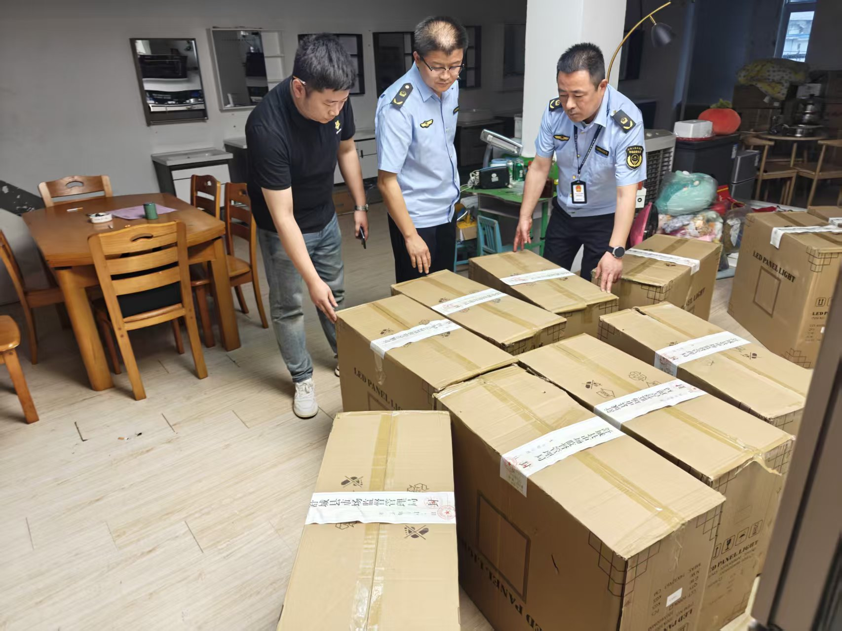 安徽省舒城县市场监管局查处假冒灯具(图1)