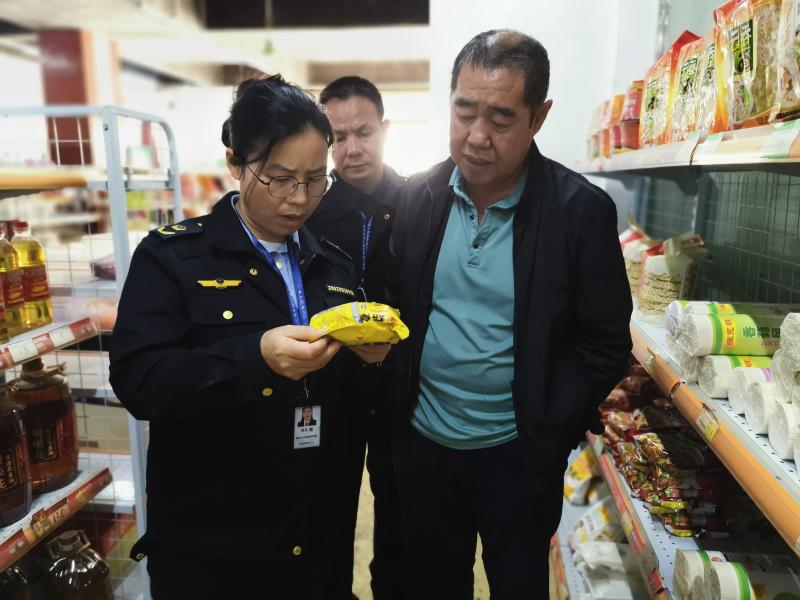 广西融安县：向农村假冒伪劣食品“亮剑”_图5.融安县市场监督管理局执法人员对农村商店开展检查.jpg_d38fc450fded4274afd5447d2a365dfb.jpg