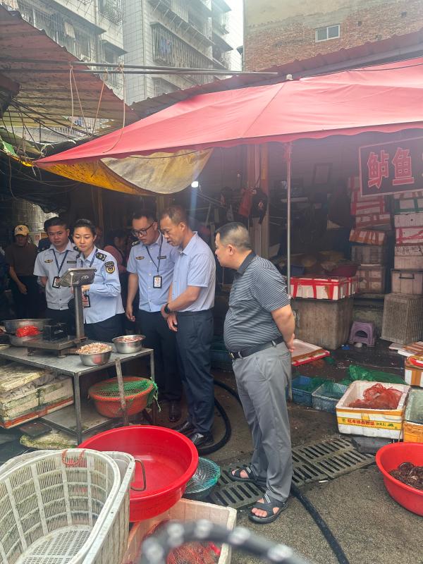 市场监管在行动：严查市场“缺斤短两” 守护百姓“菜篮子”_检查照片.jpg_3ab6907128d248e88ded97f7423fdb6c.jpg