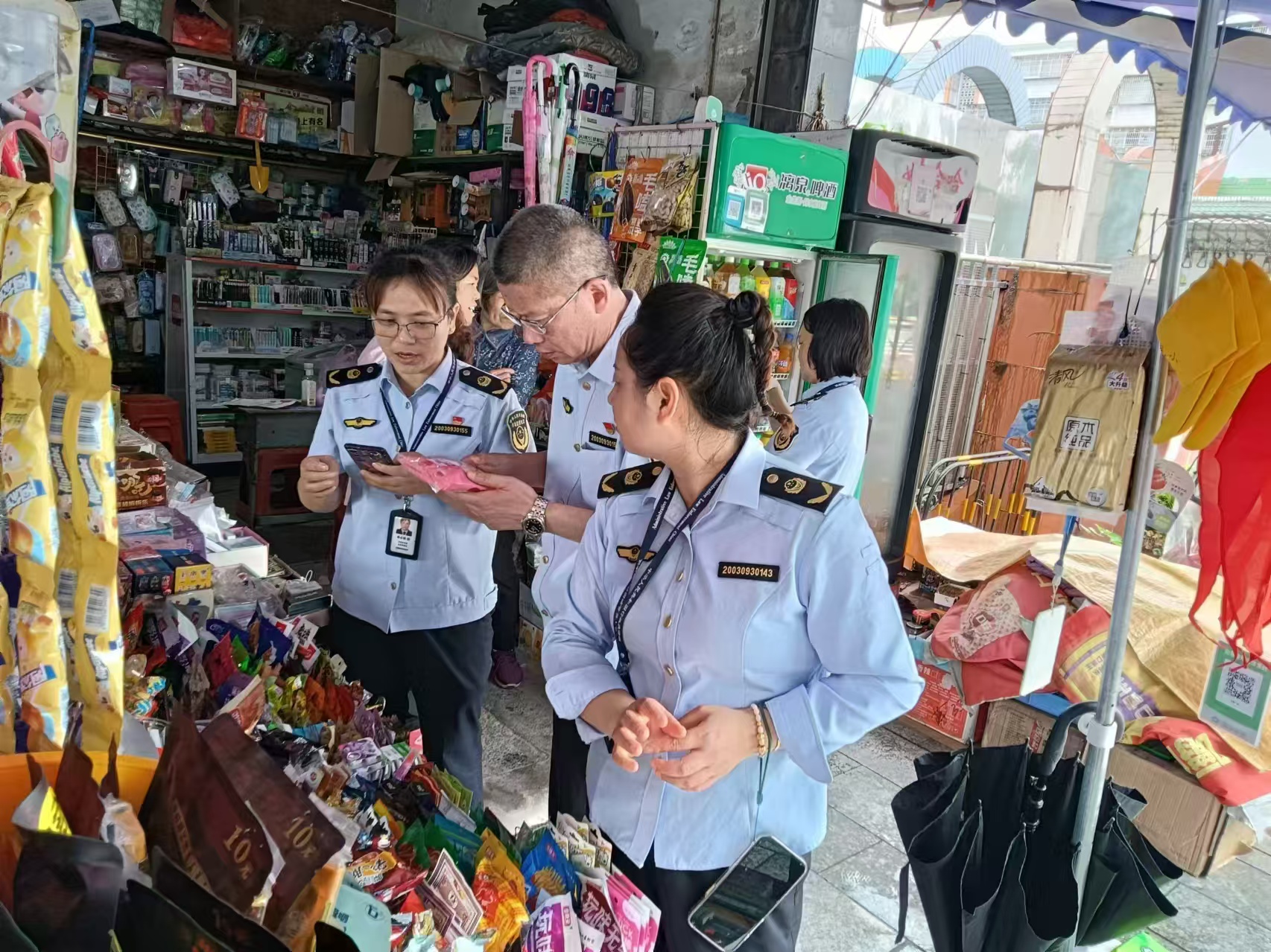 全州县市场监督管理局亮剑校园周边 守护师生“舌尖安全”_图片1.jpg_8c1e3fe608024438b40e39c5ba9c74dc.jpg