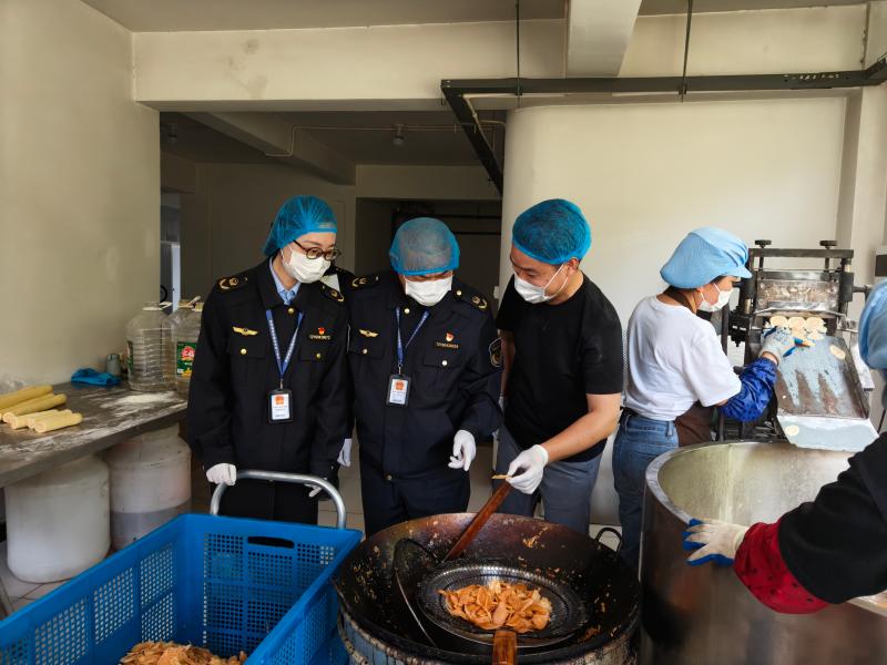 安徽省祁门县城郊市场监管所：粽绳系住安全线，糕模压出放心印_2025.5.15城郊市场监管所：粽绳系住安全线，糕模压出放心印 (1).jpg_48dd5b7ab1214e63809d650f5cceed64.jpg