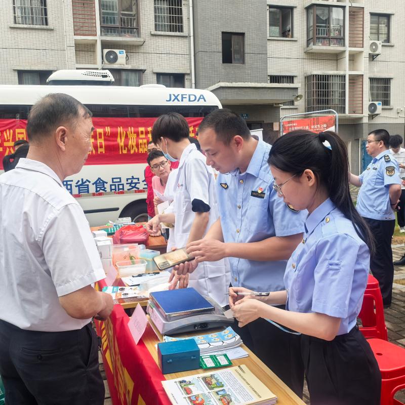 兴国县市场监管局开展“5·20世界计量日”主题宣传活动 ——计量顺时代之需 应民生之诉_微信图片_20250521122712.jpg_fb7470ee160848058828f96310037acd.jpg