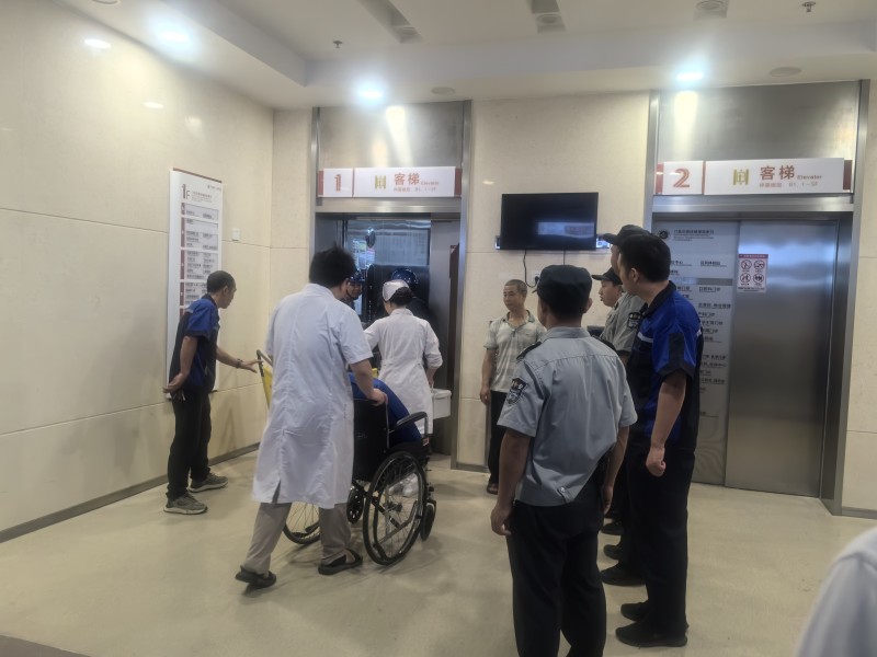 湖南省凤凰县市场监管局与凤凰县人民医院联合举行电梯应急救援演练活动_033.jpg_debbb304a8334aa1818eb5973c1d99c4.jpg