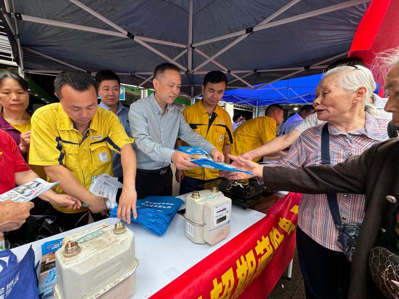 广西桂林市开展2025年世界计量日主题活动_工作人员向市民发放计量宣传资料_c184a01682f641879b42d7a019f88c61.jpg