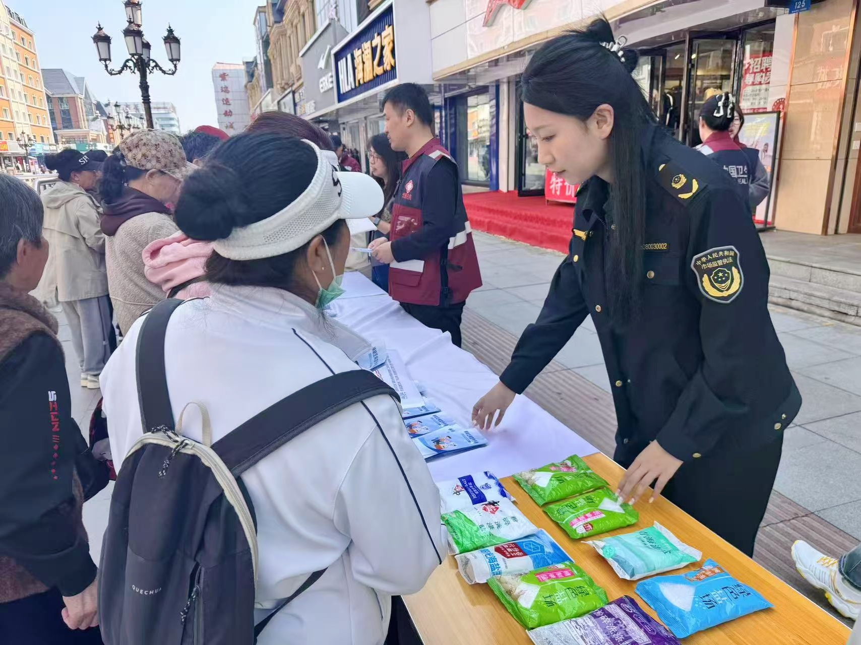 伊春市市场监督管理局联合多部门开展防治碘缺乏病宣传活动_9bdfeee5ecefc17236a6ecc4c34a2cd.jpg_801a5d50f7d34a4fa954902b3f5f9321.jpg