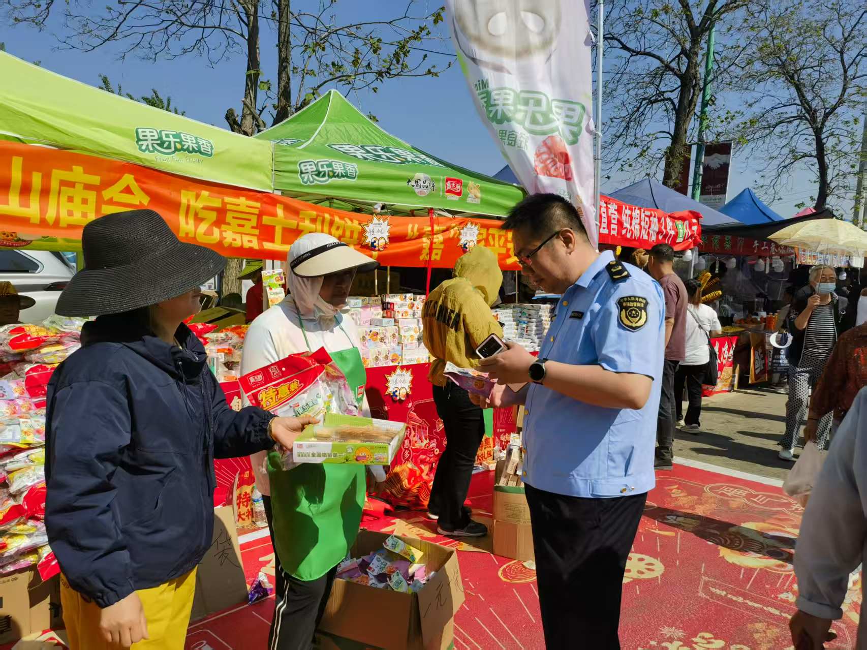 辽宁省凤城市市场监管局强化监管全力保障“凤凰山庙会”安全稳定_9ac5086a24cdd81b98bf0bdaed15511.jpg_620e0a3befc74030bf99221e6e5ee4e6.jpg