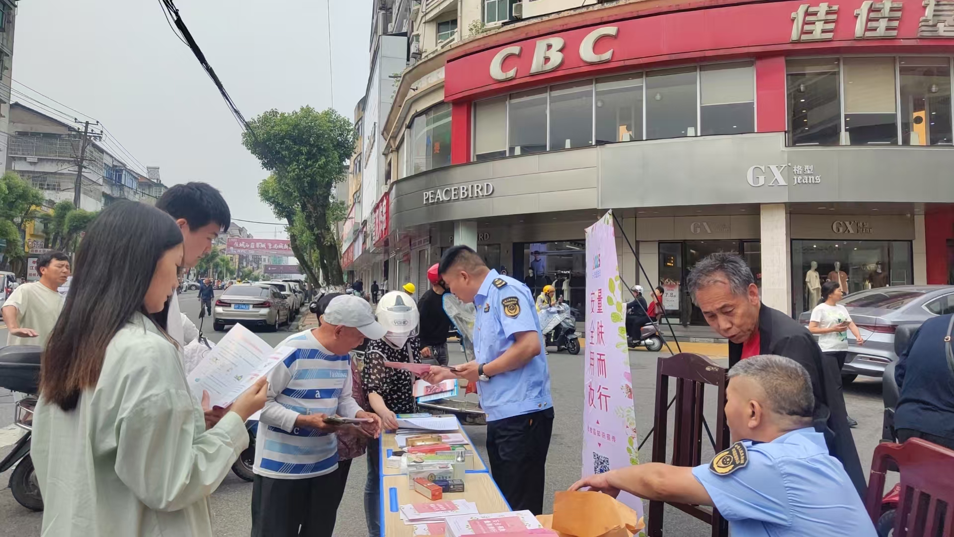 南城县市场监督管理执法稽查局开展“5·25爱肤日”宣传活动_爱肤日活动.jpg_40bf1bced49b4fe3971143d76d5ee318.jpg
