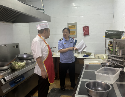 河南省许昌市魏都区对医院食堂“靶向施治”消除食安隐患_执法人员在检查医院食堂.png_b99b12f5861c412d9665e6db78af6515.png