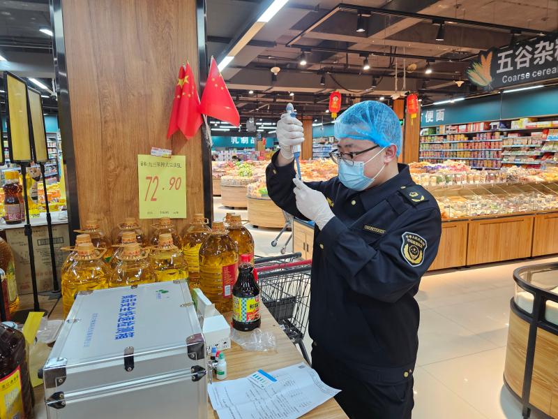 伊春市市场监督管理局乌翠分局：“你点我检”进商超 守护群众“舌尖上的安全”_3.jpg_5a978cdbd0cc426c866c6fab3b7a4c2a.jpg