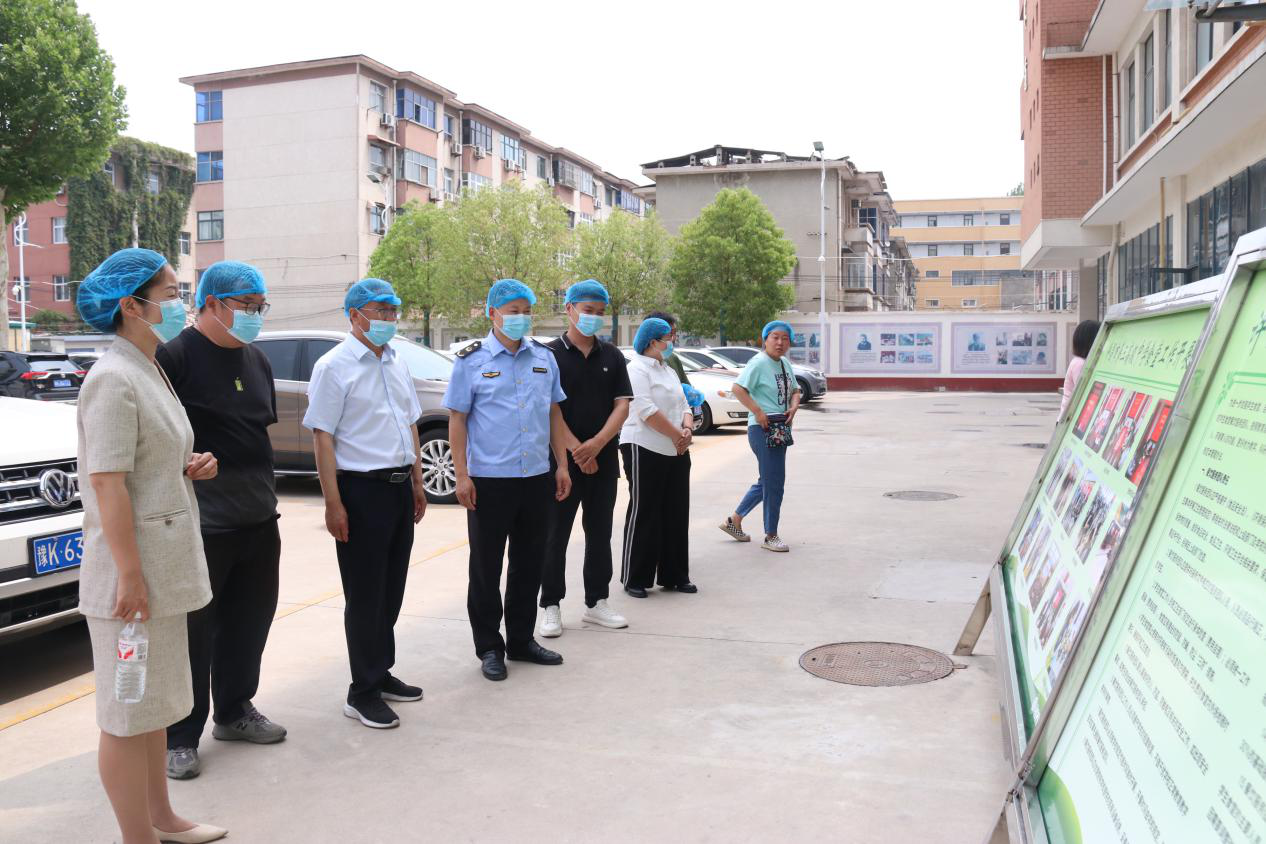 河南省许昌市魏都市监“三步棋” 走好校园食堂开放日_和学校及家长代表一同参观校园食堂.png_63cb4bfd14784145bf6a652d20b7306d.png