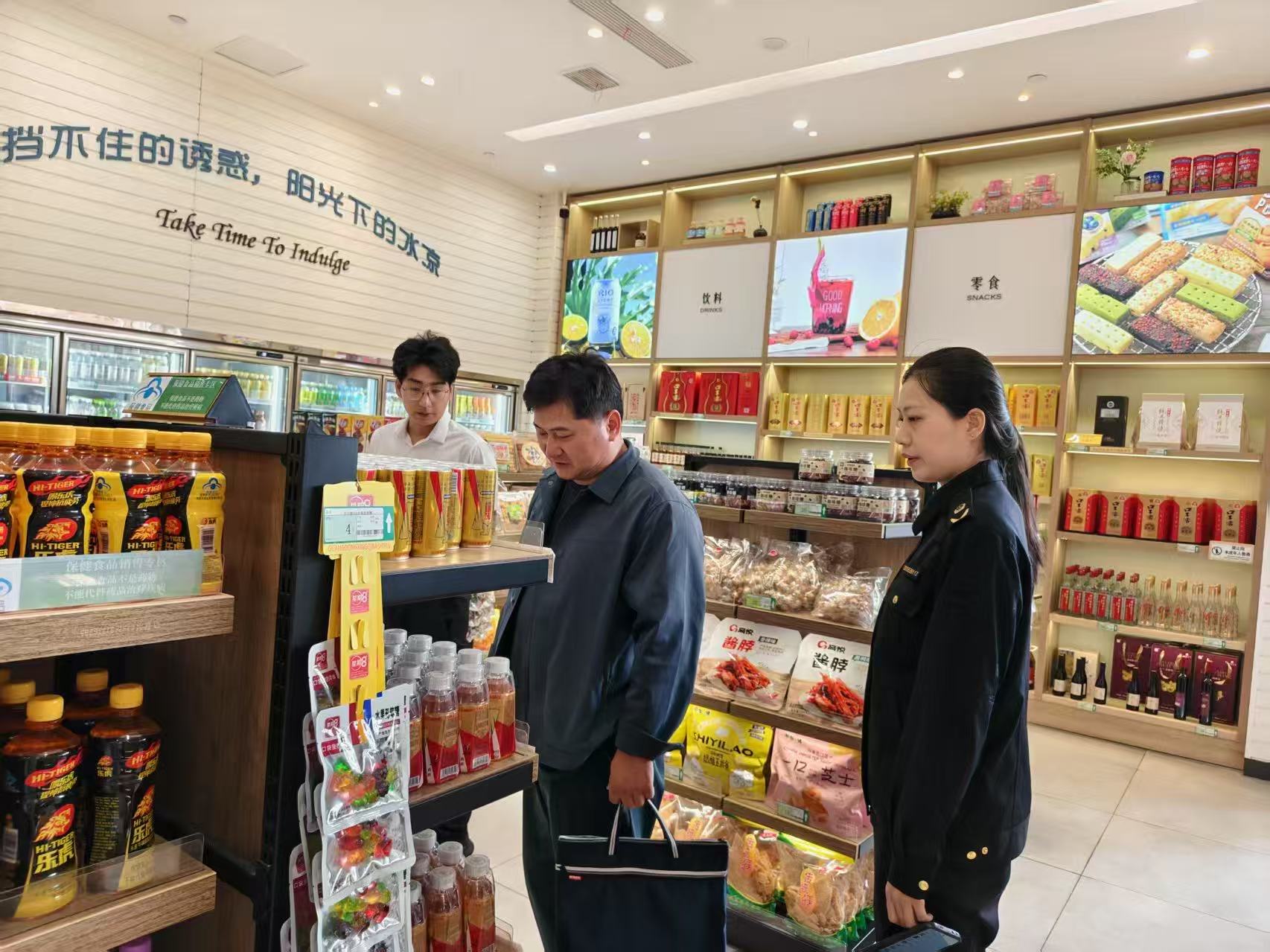巢湖市市场局柘皋市场所： “粽”情于“礼”，简装出行_配合合肥市市场局检查节令食品的明码标价_42d6b1bdc48446b7ac375cd9c49a96ad.jpg