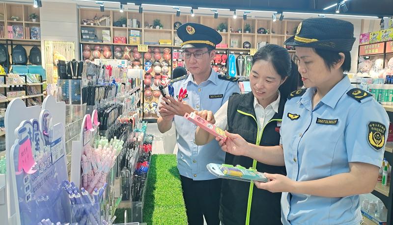 江西于都：严查文具用品  护航中高考_江西于都：严查文具用品  护航中高考 (2).jpg_9a46b21eebe3476eb886fe381b349cb9.jpg
