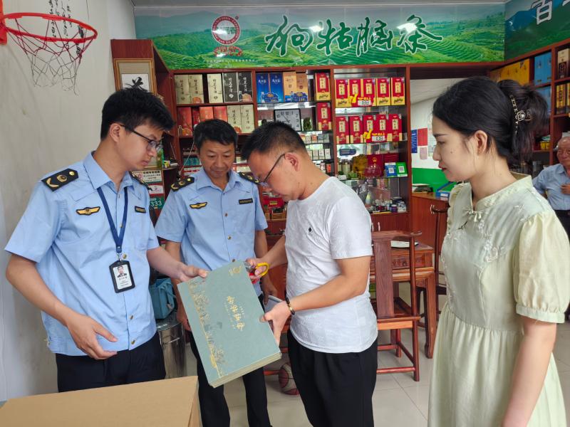 江西遂川县市场监管局重拳出击 护航“狗牯脑”品牌声誉_狗牯脑2.jpg_a8f51559d52c483bac270c79cdd3e283.jpg