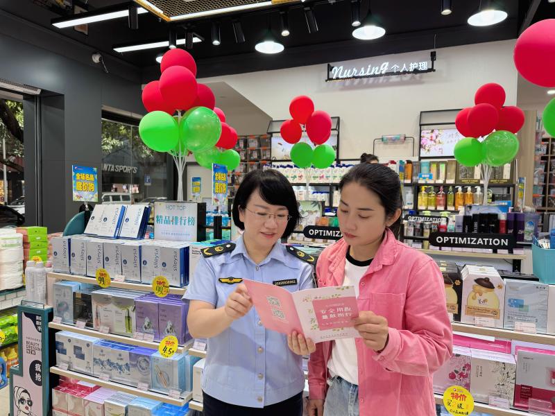 广西柳州市柳江区市场监管局开展“5·25爱肤日”主题宣传活动 守护群众肌肤健康_5cc8672d8f572489091dbf360f0ce6d.jpg_9e437556744c42c9aa8473118ac05e9d.jpg
