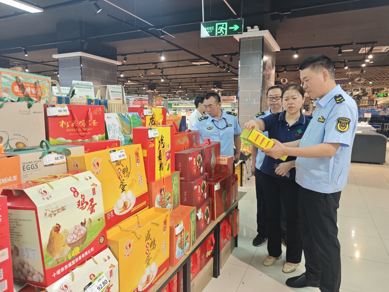 湖北丹江口市市场监管局开展端午节前食品安全专项检查_粽子检查.jpg_f6838f0eebf74529a7e98dd0e1dffb03.jpg