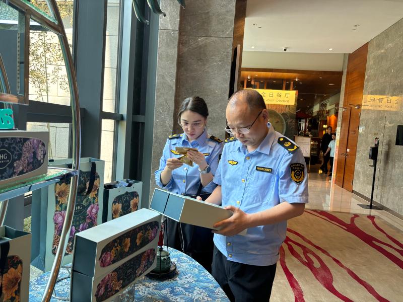 江苏省扬州市广陵区市场监督管理局开展端午节过度包装和“天价”粽子执法检查_执法人员现场检查粽子礼盒.jpg_0905a2c9ddfe466db739a5eec8f7c864.jpg