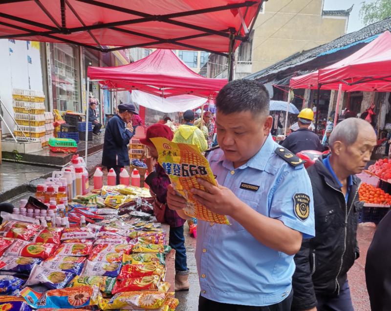 湖南省凤凰县“五严”净化农村食品市场环境_检查现场_2ad7e82c4d0a49228b5a4e7dc90d9581.jpg