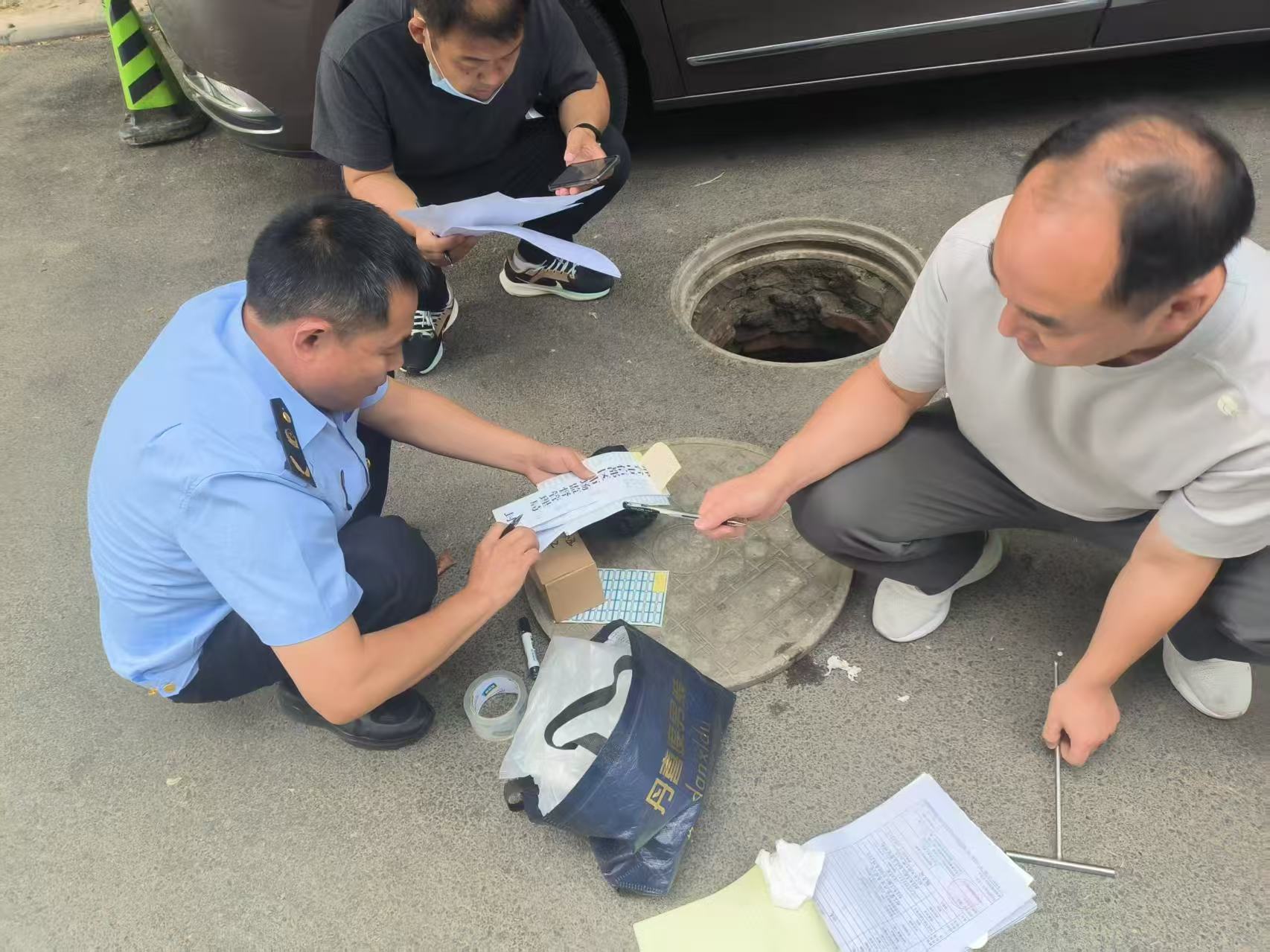 河北省邢台市信都区市场监督管理局：规范整治民用“三表” 守护民生计量公平_信都区市场监管局现场为抽样民用水表封签。_266bb886ad9444db8aa6935472ab7147.jpg