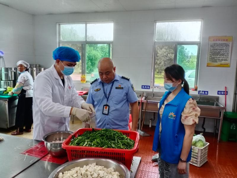 “食”刻守护！南城县市场监管局为养老机构食品安全“把脉问诊”_南城县局食品安全“你点我检 你送我检”活动走进养老机构_b04077e3d2f846a6a548922d5bab18b6.jpg