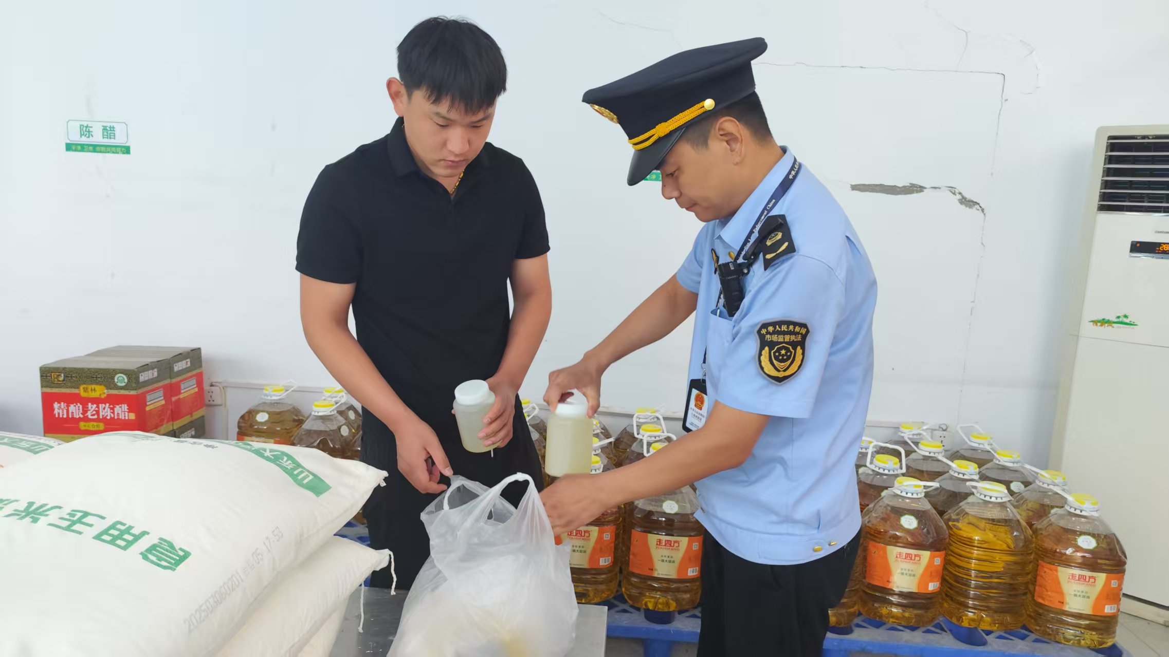 河南省许昌市市场监督管理局魏都区分局双检联动护食安_执法人员正在学校食堂进行抽检.jpg_51d51e0833dc4aec831406ad546906cb.jpg
