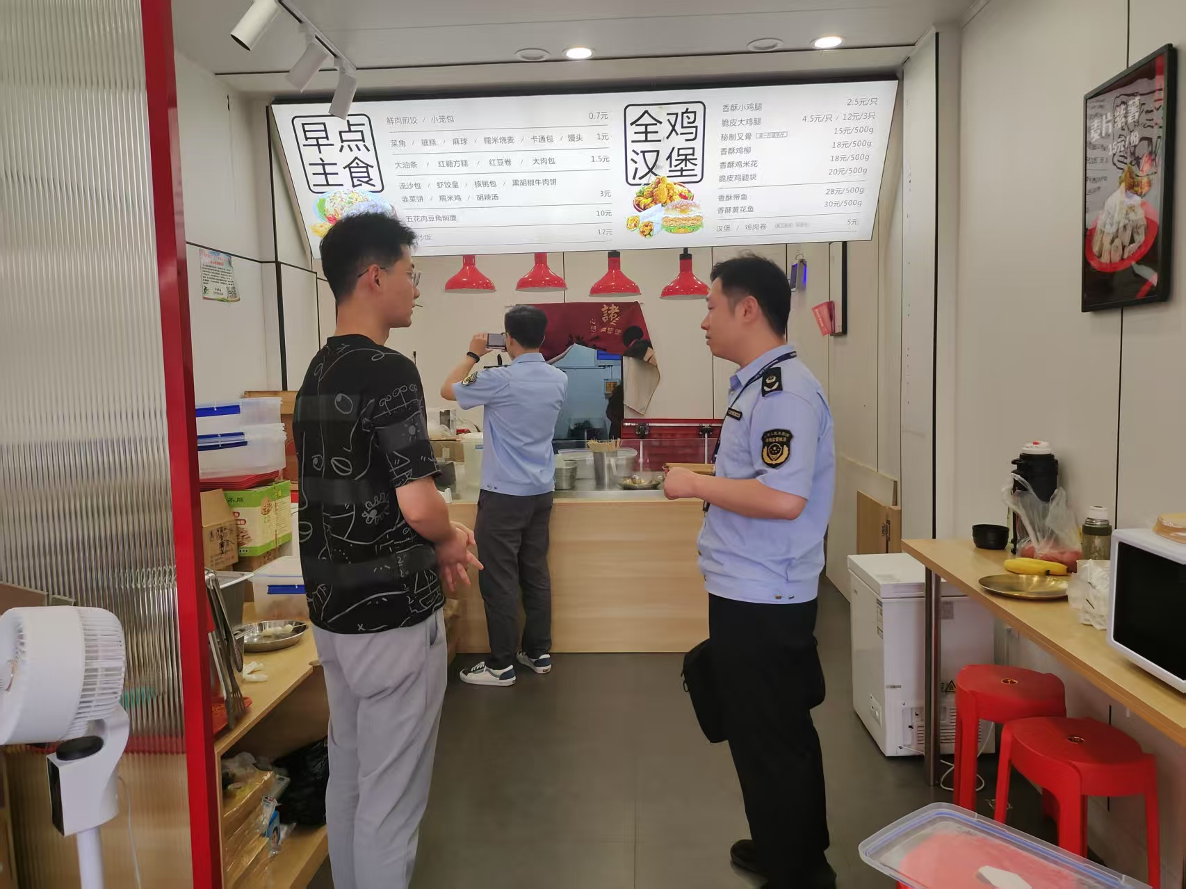 安徽省巢湖市凤凰山市场监管所多维发力筑牢夏季食品安全防线_检查餐饮单位_3fb0dcc7f8dc4a8aa0470efdcd0723cd.jpg