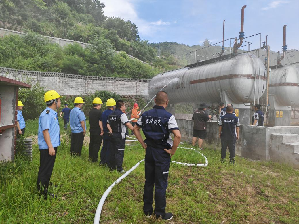 湖南省永顺县多部门联动上演燃气安全“实战大考”_演练人员模拟冷却储气罐体.png_f8d3ac952155454eaad53b3b3b769e3b.png