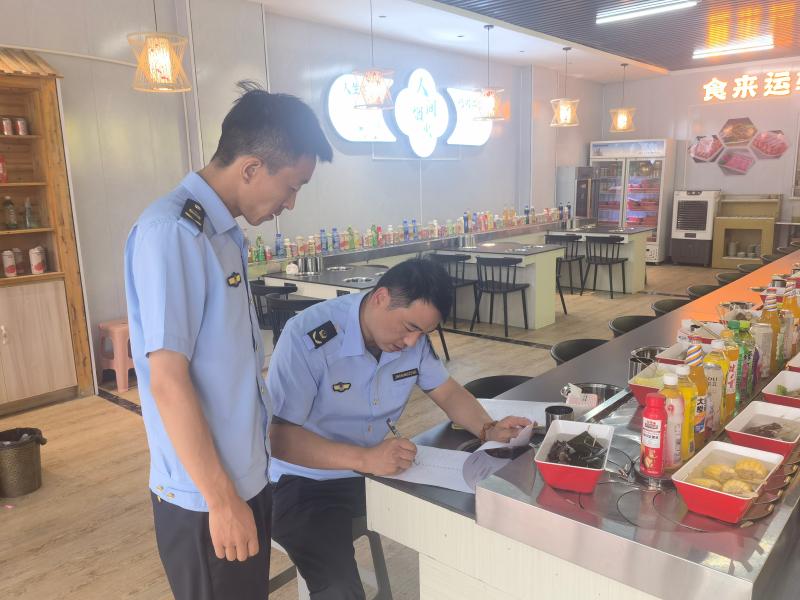 甘肃省武山县市场监管局扎实开展夏季餐饮食品专项检查_2.jpg_624d8eb31b394100af1e434f1100343f.jpg
