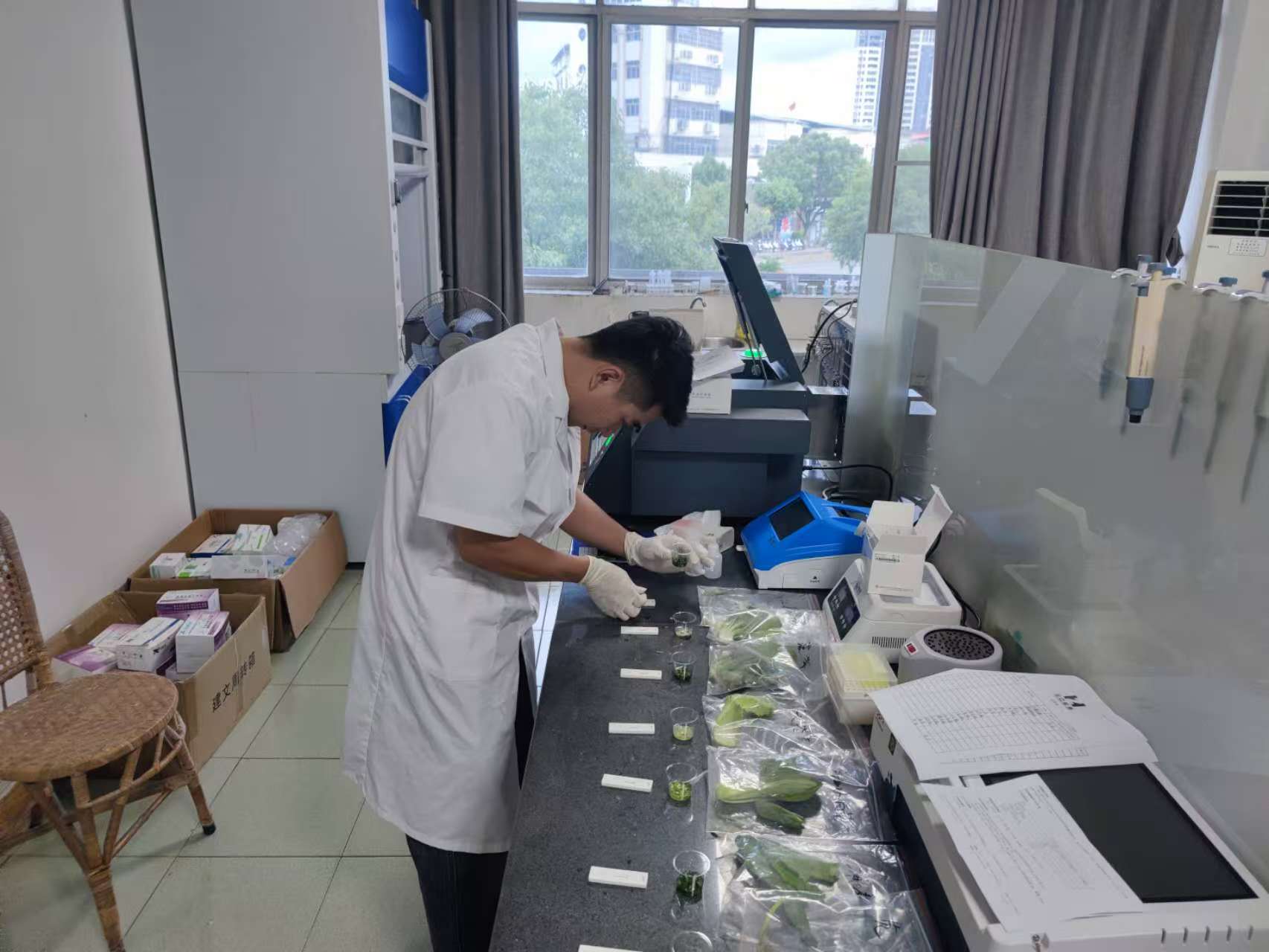 “你送我检”贴心护航安远县中考学子“舌尖安全”_快检图片2_f55eec95b33e42d89855624419a71f00.jpg