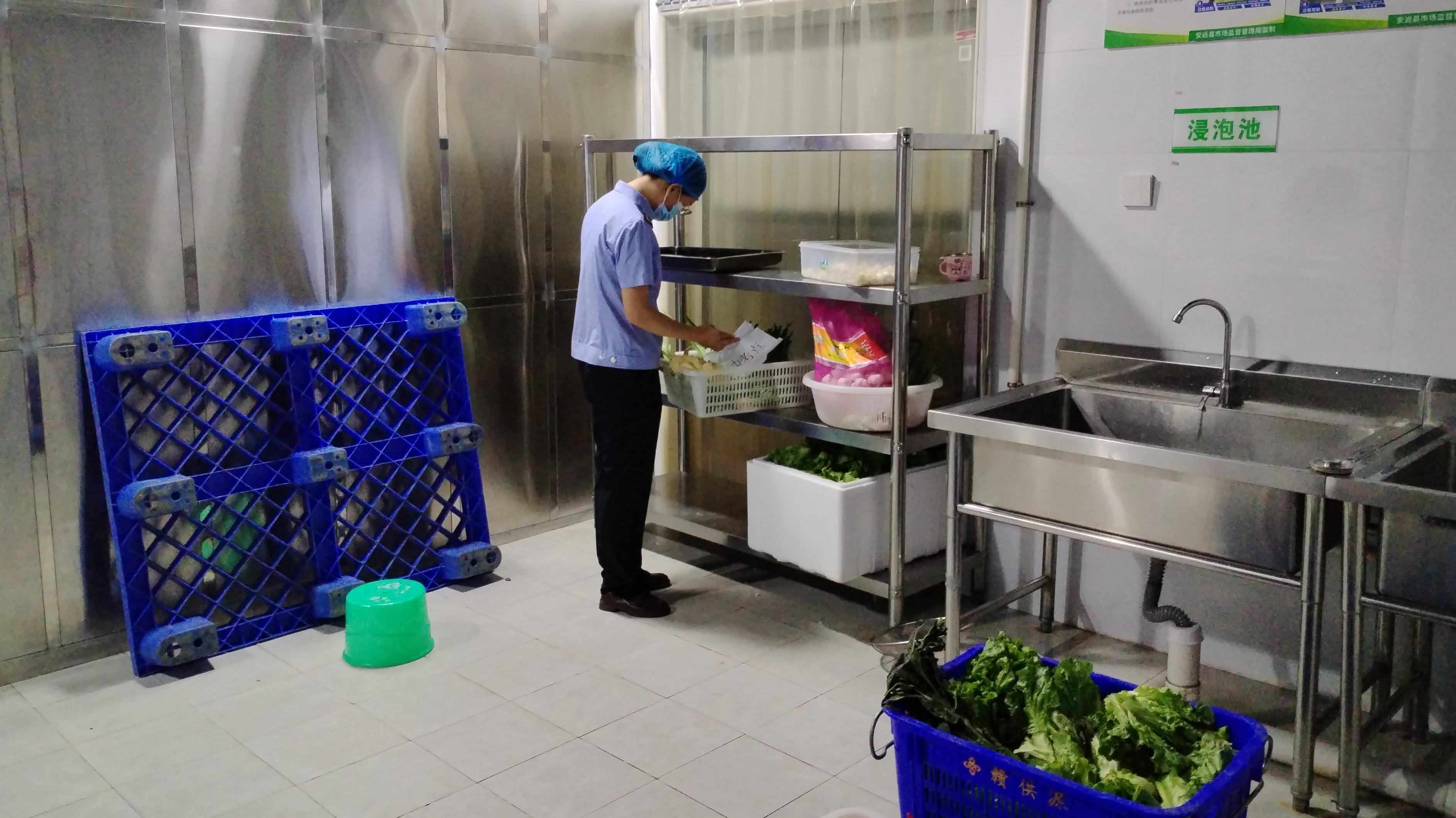 安远县市场监督管理局“食”刻守护考生饮食安全_安保驻点工作图片1_feacdcb154684e8fa0771fcaae19681d.jpg