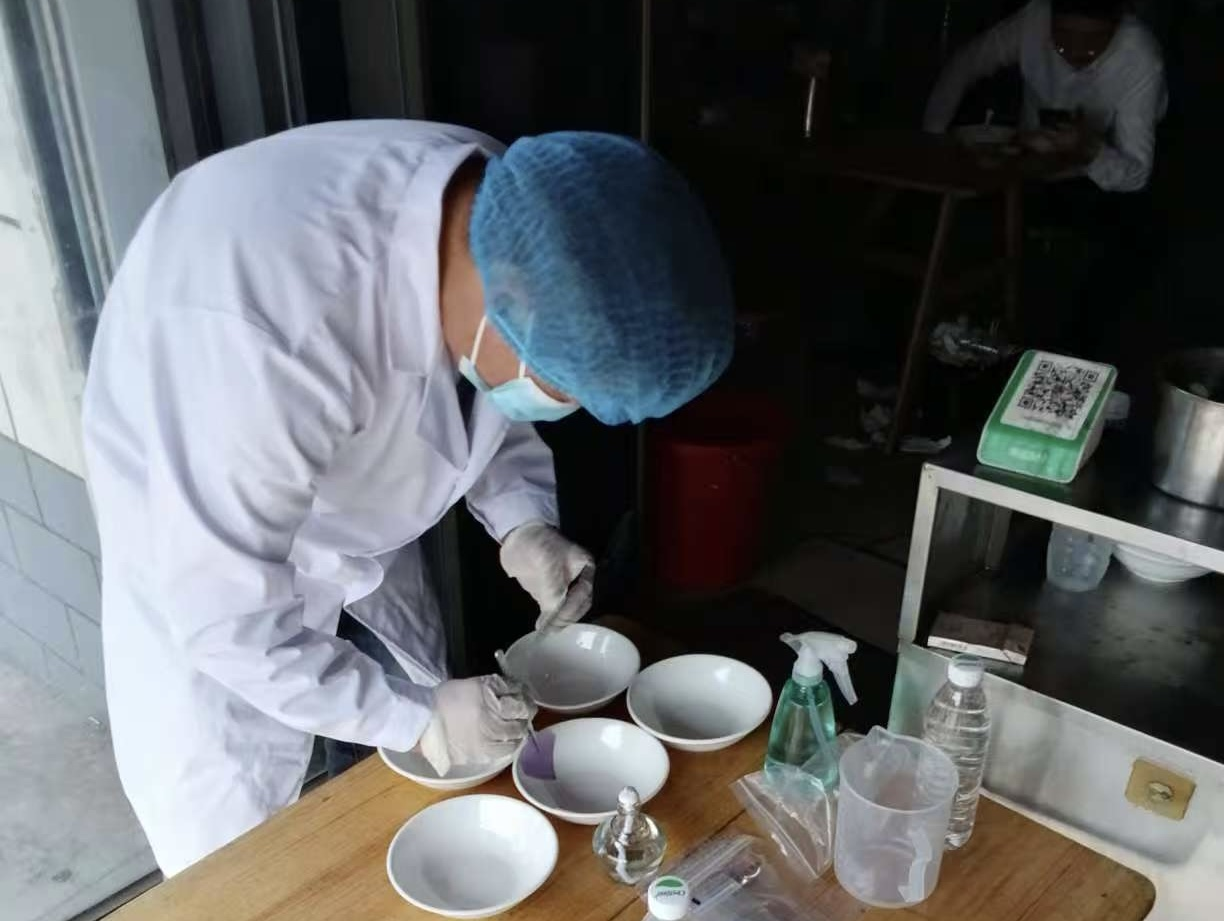 河南省许昌市市场监管局魏都区分局启动食品安全“净流行动”守护群众饮食安全_抽检人员在检测抽检样品.png_23392e99852047388450deecb652949e.png