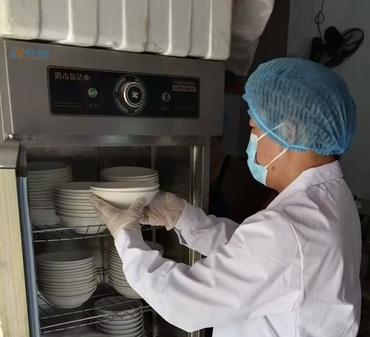 河南省许昌市市场监管局魏都区分局启动食品安全“净流行动”守护群众饮食安全_抽检人员在检测抽检样品1.png_91b263777d4a45ec9dbac65bb23c467d.png