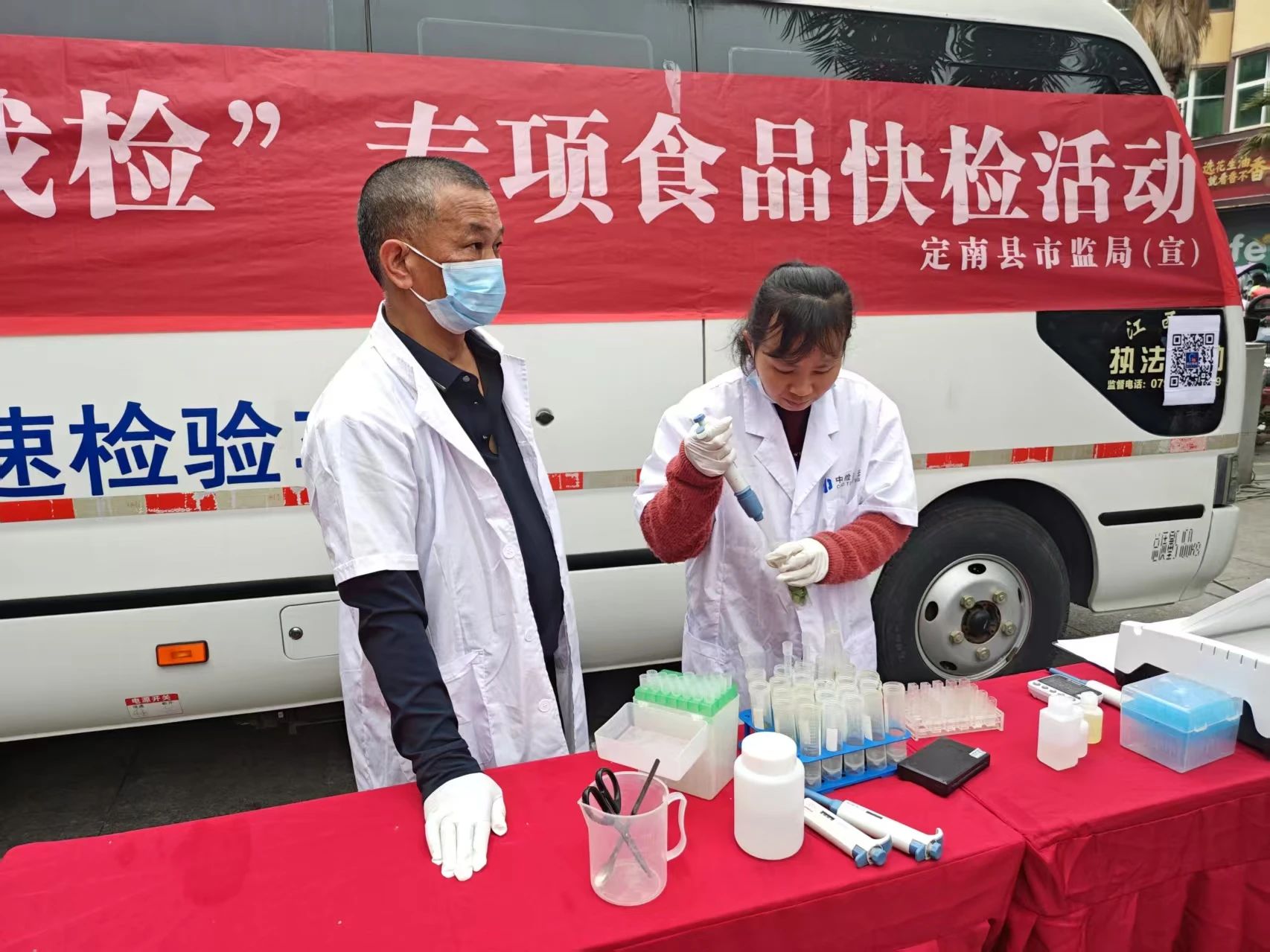 【我为群众办实事】快检“探雷”+ 抽检“排险”，江西省定南县筑牢食安“双防线”_微信图片_20250624161140.jpg_5abf353cf86846829e22f178a5009fe3.jpg