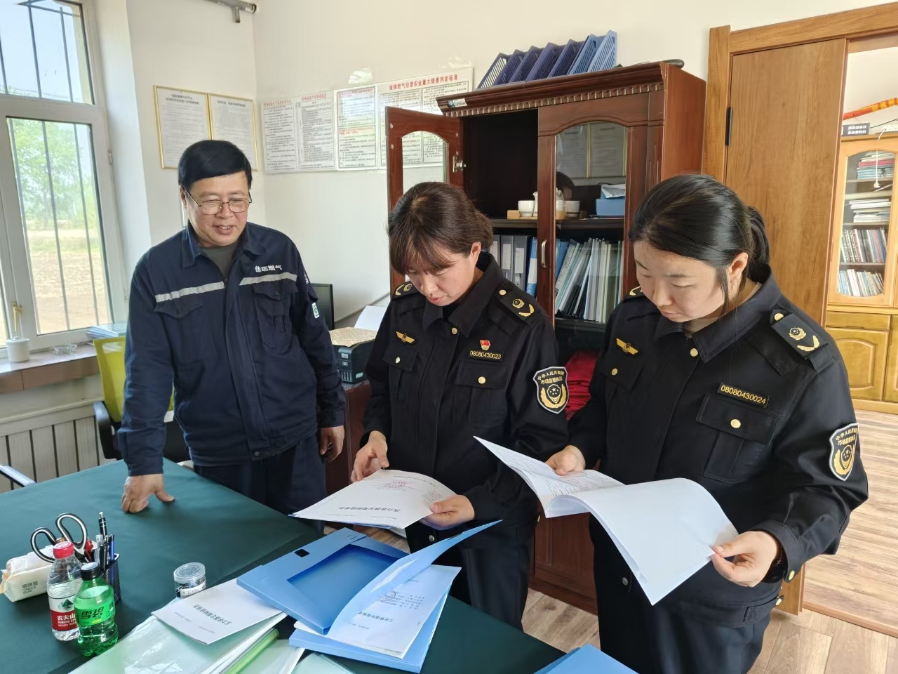 伊春市市场监督管理局友好分局：开展中考期间特种设备及学生用品安全检查_510e9bc31c8da20212a26247e1e3dfb.jpg_e1db2d8618734d5f98e12f95e38411fe.jpg
