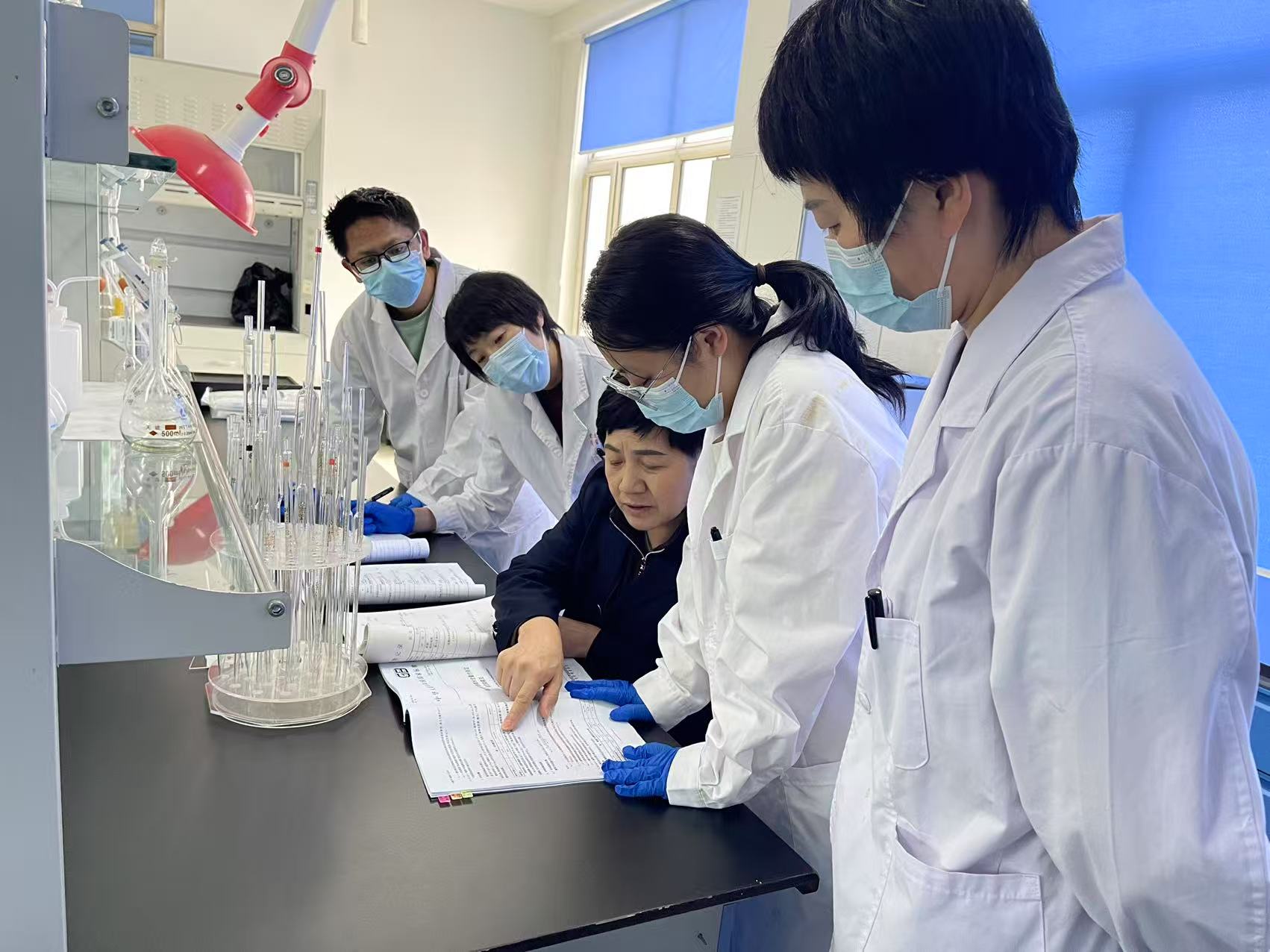 伊春市检验检测中心：老带新传帮带 助力检验队伍薪火相传_微信图片_20250620091503.jpg_ffe76f36dce645dfa1d38b3f846e88e3.jpg