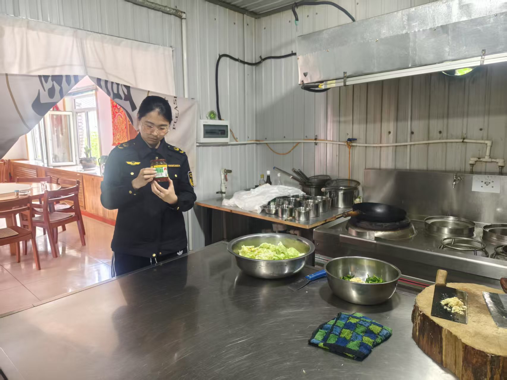 伊春市市场监督管理局金林分局：开展旅游景区及周边餐饮服务食品安全专项检查_df815abb0d6e7860e0d2c1444a899f1.jpg_baf127e47e8f491ba8f487fbd067d4d3.jpg