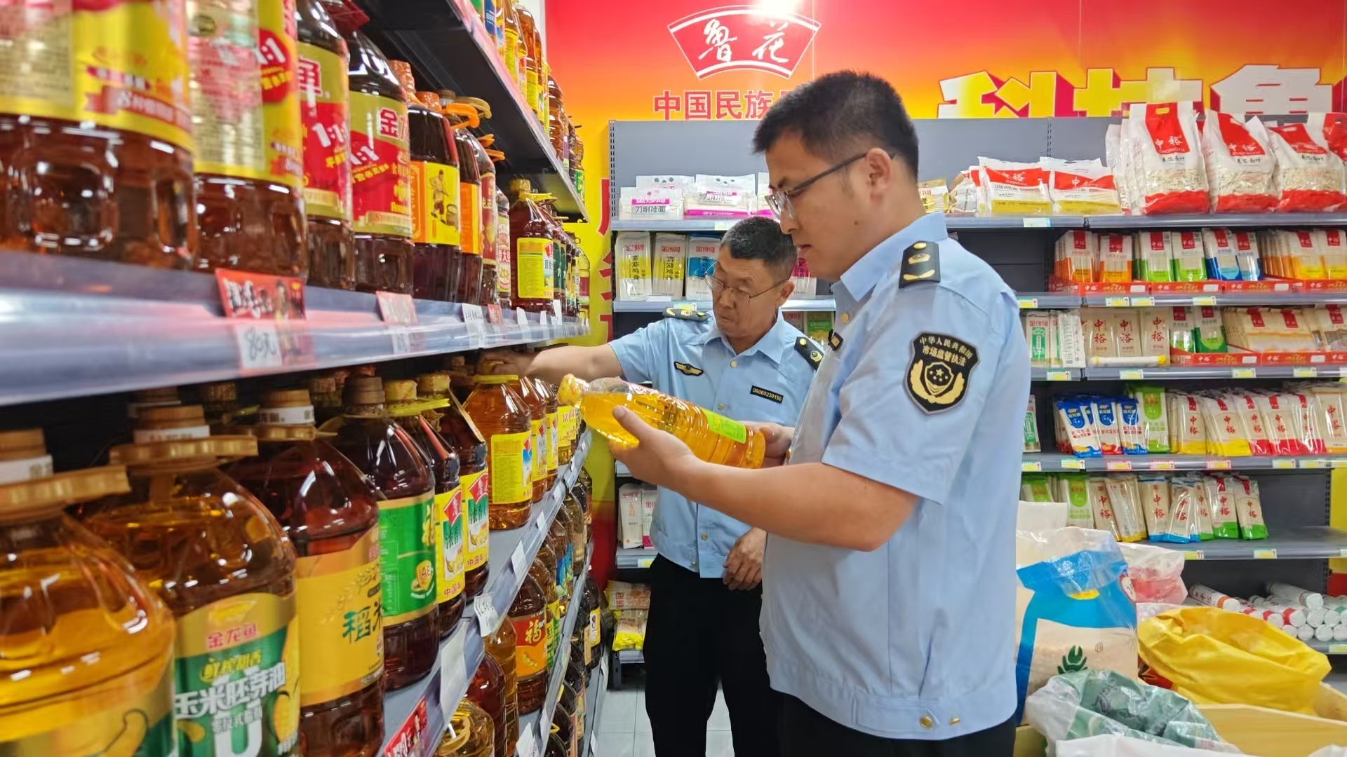 辽宁省凤城市市场监管局开展专项整治行动守护“油瓶子”安全_26f7f4ab82274f5a25cdbe59a5001b3.jpg_647be2339a414de781ceedf1d61ce221.jpg