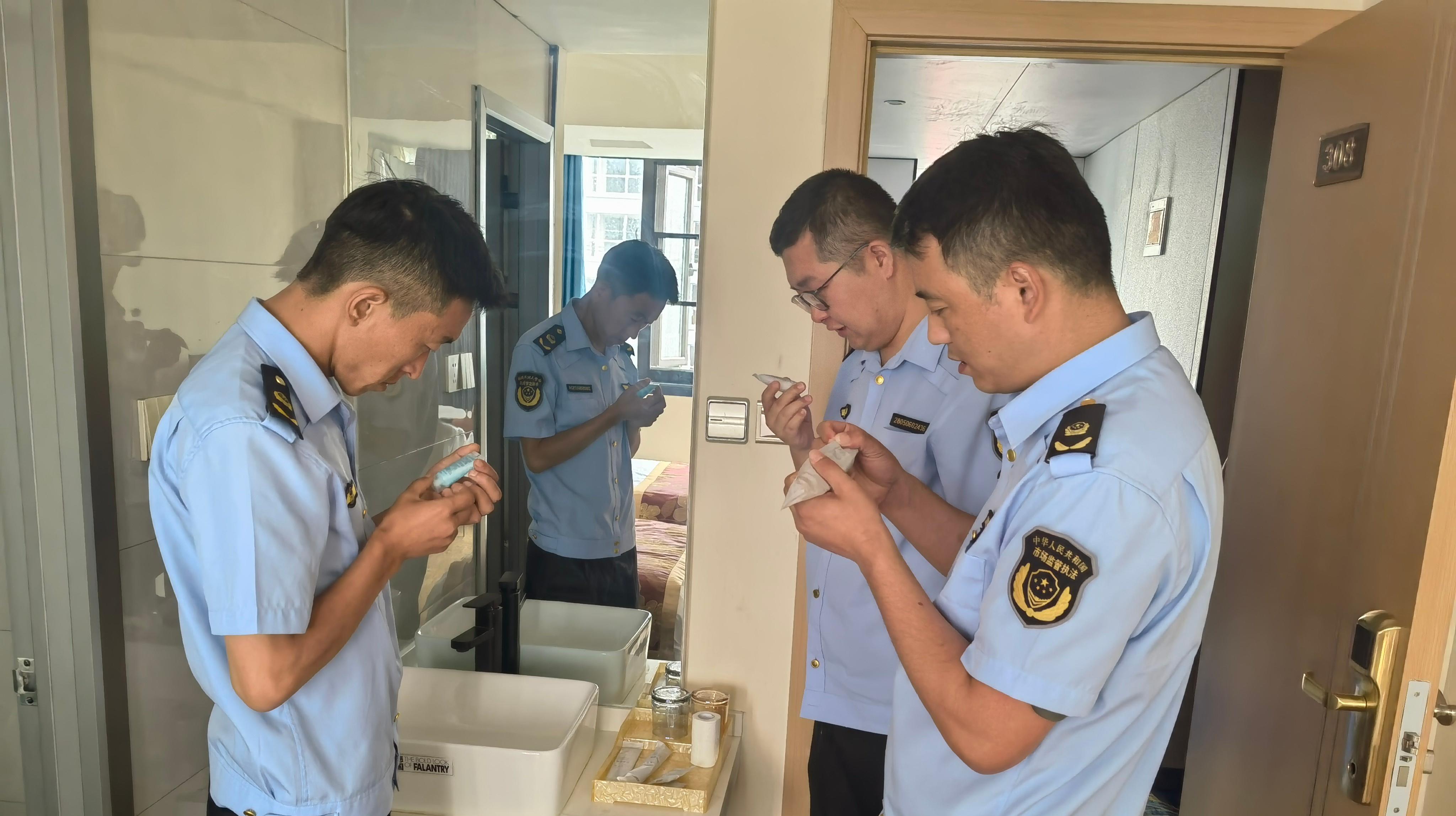 甘肃省武山县市场监管局城关市场监管所开展宾馆酒店等住宿场所提供客用化妆品专项整治工作_2.jpg_5e2c8ab854ff474ca1bb32822eaeb319.jpg