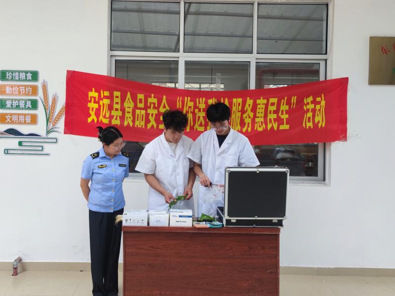 安远县市场监管局为老年助餐点食材安全“把关”，现场“你送我检”让老人吃得安心_活动图片1_6a191e288ac04d6da2ed90a6ee7ccbbc.jpg