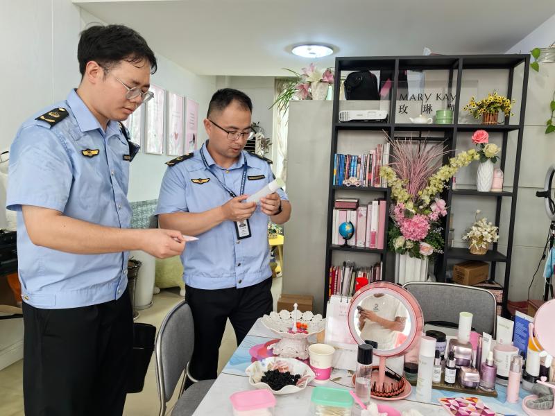 月湖区市场监督管理局开展化妆品专项检查筑牢“美丽消费”安全防线_998ba406bccb4b954c9637169260356.jpg_c49329d64419417785a6e05e825930c3.jpg