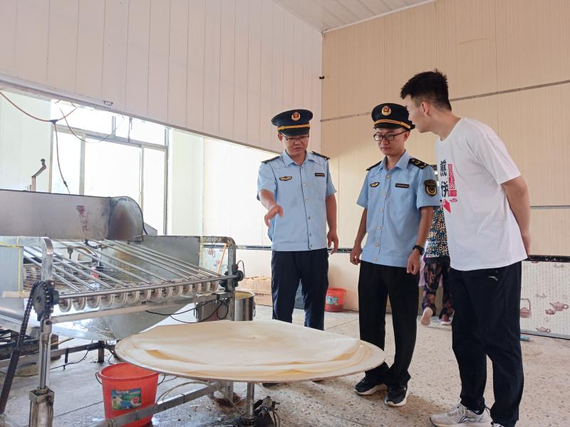 山东省宁阳县市场监管局指导特色小吃玉女湖煎饼生产 守护舌尖美味_微信图片_20250718111751.jpg_330ef10e63b44f8dbe40fc095462c53b.jpg