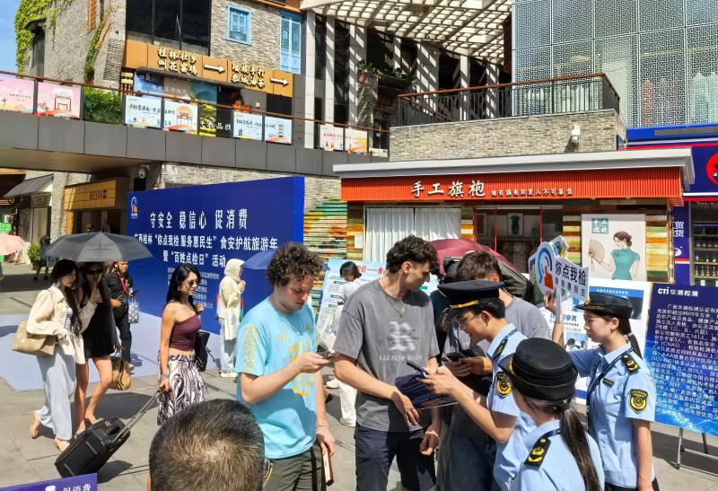 游客指尖“扫码点检”监管即刻检测！广西桂林“点单式监管”守护舌尖安全_食品安全点检活动现场_476dee8ccec04786bedfff828cd21110.jpg