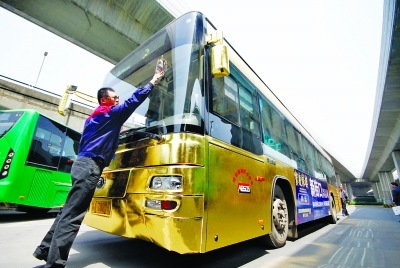 耀眼的“黄金公交车”。 宋峤 摄
